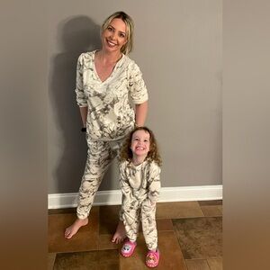 Soma Cream and Gray Long Sleeve V-Neck Top and matching pants